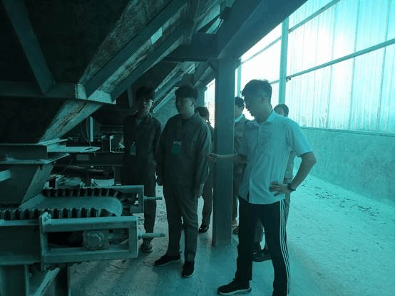 一些人站在室内中度可信度描述已自动生成