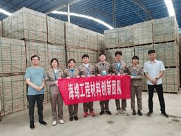 一群人在建筑物前拍照中度可信度描述已自动生成