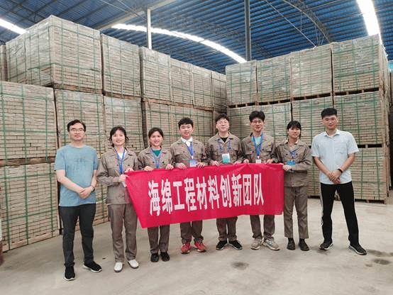 一群人在建筑物前拍照中度可信度描述已自动生成