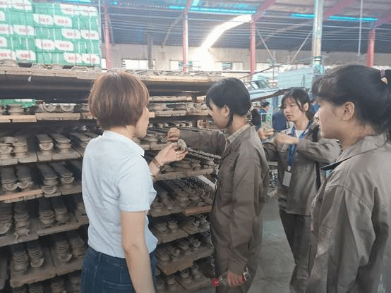 一群人站在火车旁低可信度描述已自动生成