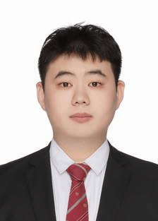 穿着西装的男孩描述已自动生成