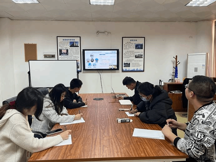 一群人坐在桌子前描述已自动生成