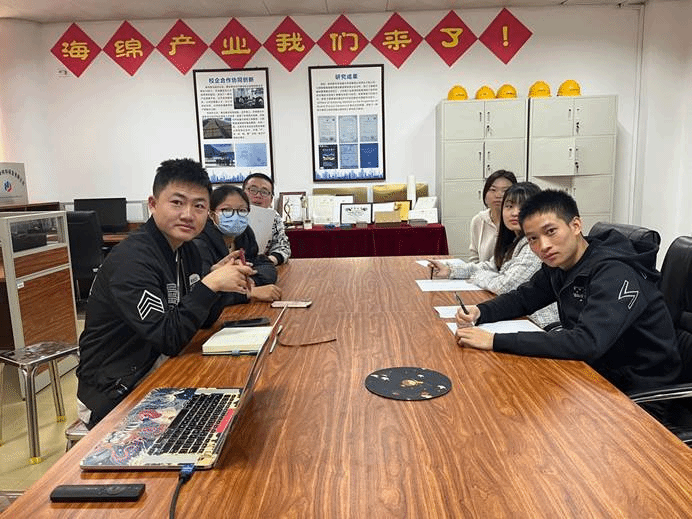 一群人坐在桌子前描述已自动生成