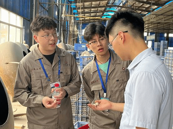 一群人正在聊天描述已自动生成