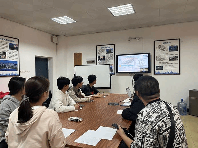 会议室里的人们描述已自动生成