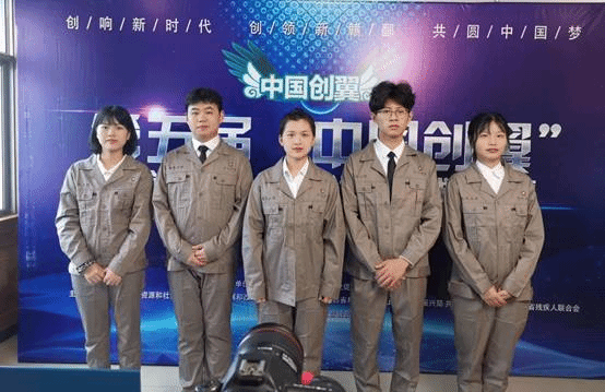 一群男人站在一起描述已自动生成